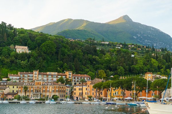 Quels sont les meilleurs spots pour faire du windsurf sur le lac de Garde, Italie?