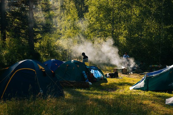 Quels sont les conseils pour camper en toute sécurité dans une zone de geysers en activité?